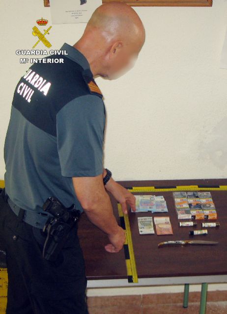 La Guardia Civil detiene a tres jóvenes por el atraco a un estanco en Alhama de Murcia