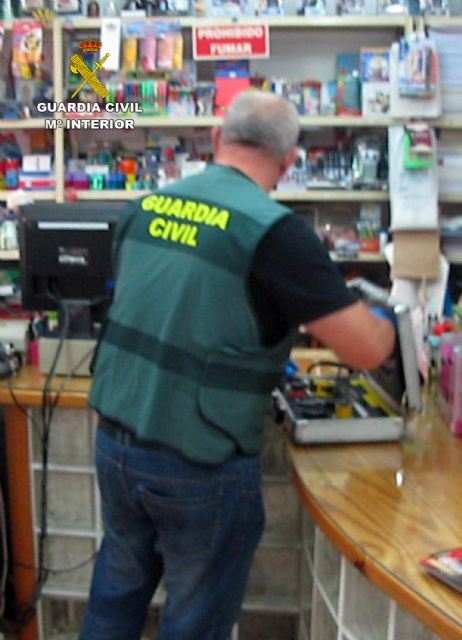 La Guardia Civil detiene a dos jóvenes en Alhama dedicados a atracar comercios