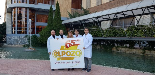 El equipo de Diseño de ELPOZO ALIMENTACIÓN, formado por (de izquierda a derecha) José Luis Fuentes, José Manuel Sánchez, Montse Moreno, Damián Rubio y Nacho Cuevas ha diseñado un logotipo que se inspira en el rojo corporativo de la compañía, combinado con el dorado, un color que representa sentimiento de alegría y felicidad.