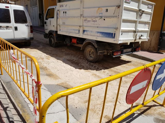 Cortada al tráfico la calle Sánchez Vidal por un derrame de gasoil