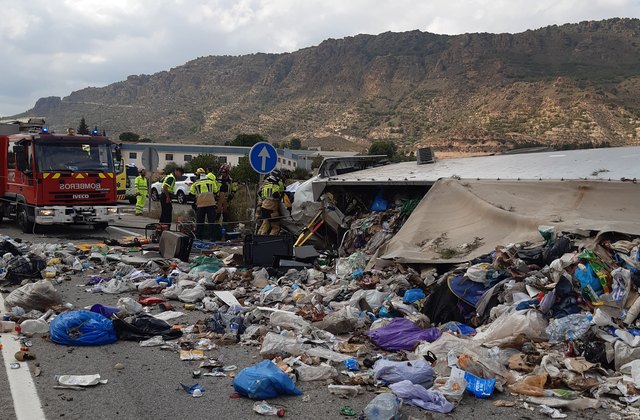Fallece una mujer o al volcar el camión que conducía en Alhama de Murcia
