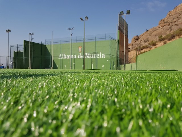 El Ayuntamiento instala un nuevo césped en el campo de fútbol de El Praíco