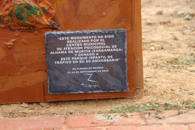 Una escultura del Castillo elaborada por el centro Psicosocial decora desde hoy el Parque Infantil de Tráfico