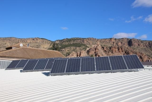 Alhama adjudica la instalación de placas solares en instalaciones deportivas y centros educativos