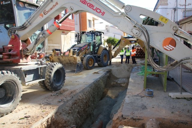 La calle Virgen de los Dolores, en obras para la sustitución de sus viejas redes