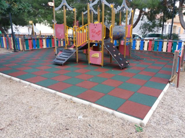 Parques y Jardines renovará antes del verano el 100% de las losetas en las áreas de juegos infantiles