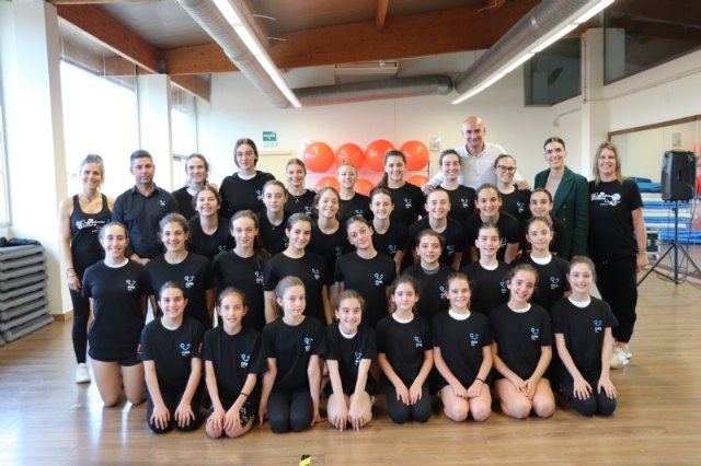 La alcaldesa impulsa la formación de las nadadoras del Club Sincro Alhama