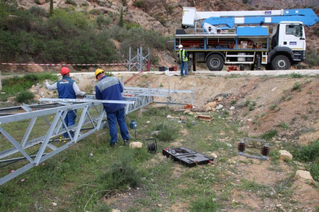 Iberdrola desmonta la línea de media tensión que cruzaba la parcela del nuevo IES Valle de Leiva