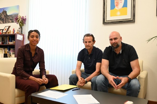 El Club Raqueta Alhama y el Ayuntamiento firman un convenio para fomentar la práctica del tenis