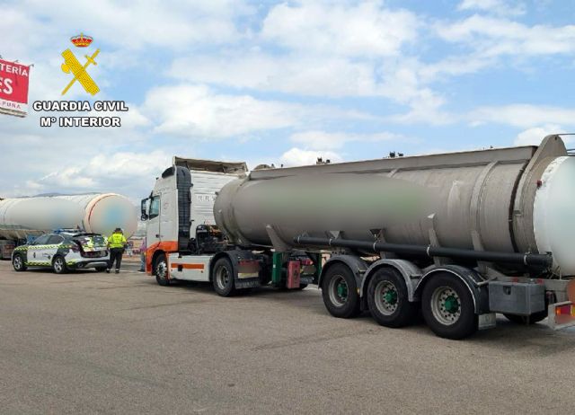 La Guardia Civil investiga a un camionero de mercancías peligrosas que sextuplicaba la tasa máxima de alcohol