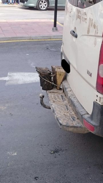 Inmovilizan una furgoneta que transportaba colmenas con abejas por el centro de Alhama