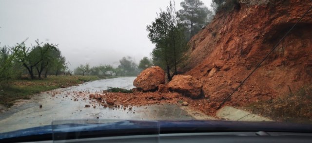 Las lluvias provocan desprendimientos y cortes en la red de carreteras regionales que dan acceso a las pedanías