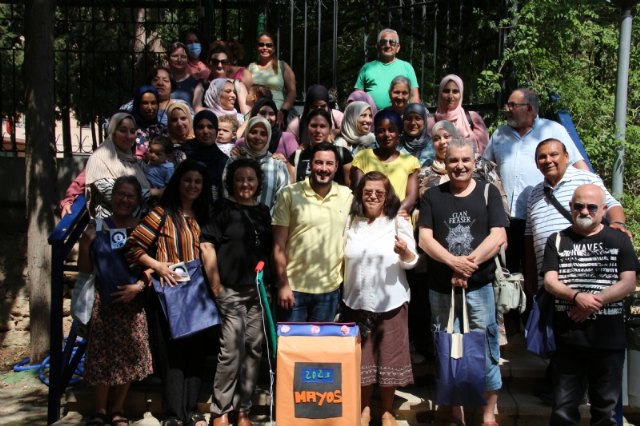 Los alumnos de talleres de Bienestar Social un obsequio del premio que obtuvieron con su Mayo en las pasadas fiestas