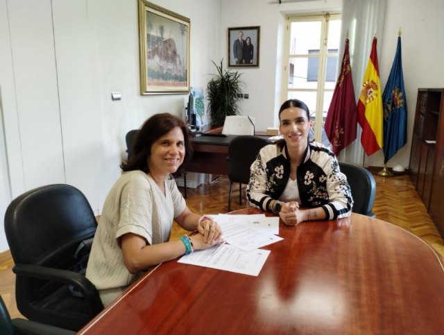 Alhama apuesta por la cultura y tradición con la firma del convenio con el Grupo de Coros y Danzas Virgen del Rosario