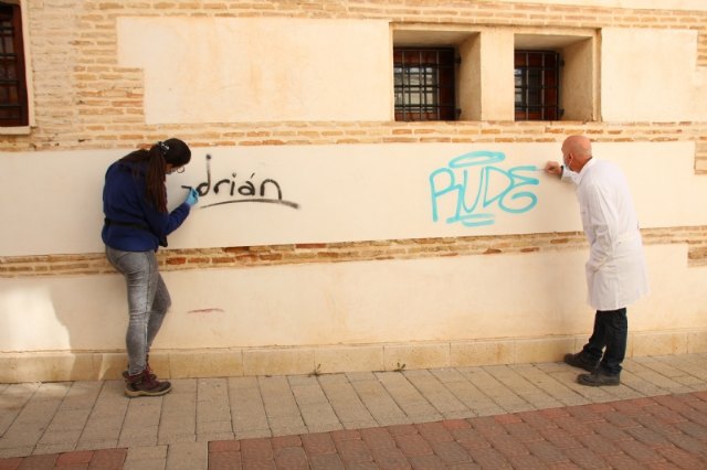 Cultura y Patrimonio elimina pintadas de edificios emblemáticos del municipio