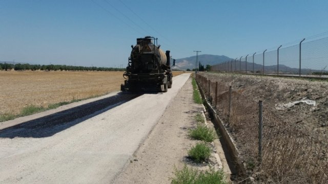 El Ayuntamiento repara los tramos más deteriorados del camino de la Pola