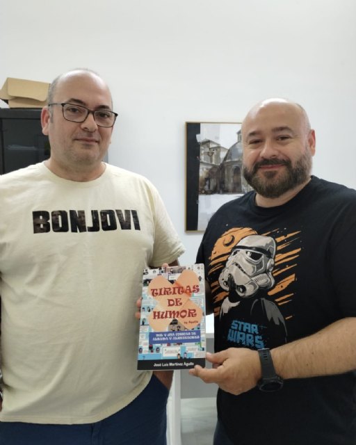 El Ayuntamiento de Alhama recibe la donación de un ejemplar de 'Tiritas de humor' para la Biblioteca Municipal