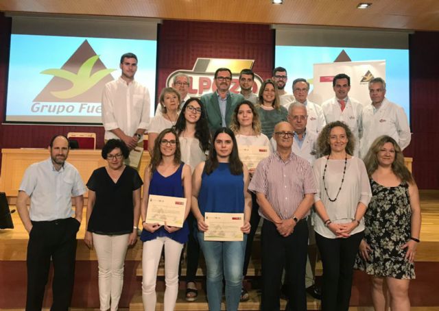 Los alumnos seleccionados para hacer prácticas y sus TFC/TFM con su acreditación, junto a sus tutores y representantes de la UMU y de Grupo Fuertes.