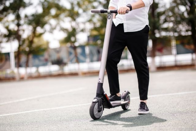 El Pleno regula el uso de los patinetes para que puedan compartir la vía con el resto de vehículos y personas