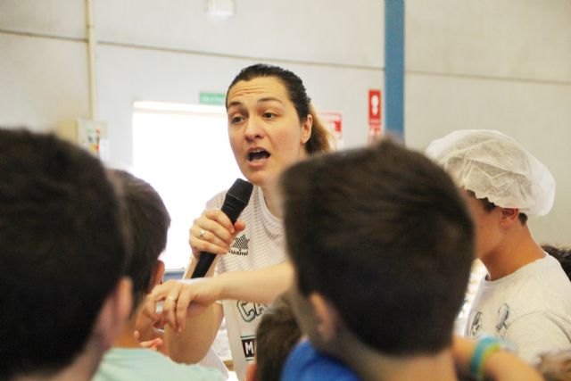 La chef María José Martínez enseña a cocinar en el campus ‘Más que basket 2018’