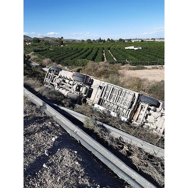 El ocupante de un camión resulta herido y atrapado al volcar su vehículo