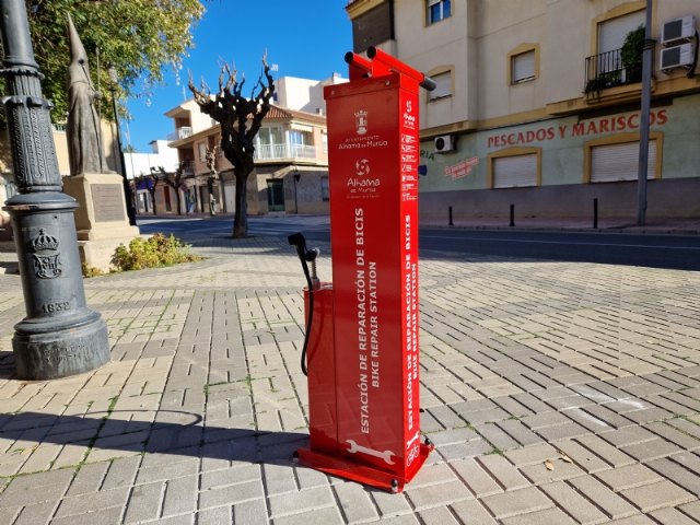 Instalan una estación reparadora para bicicletas en la plaza del Nazareno