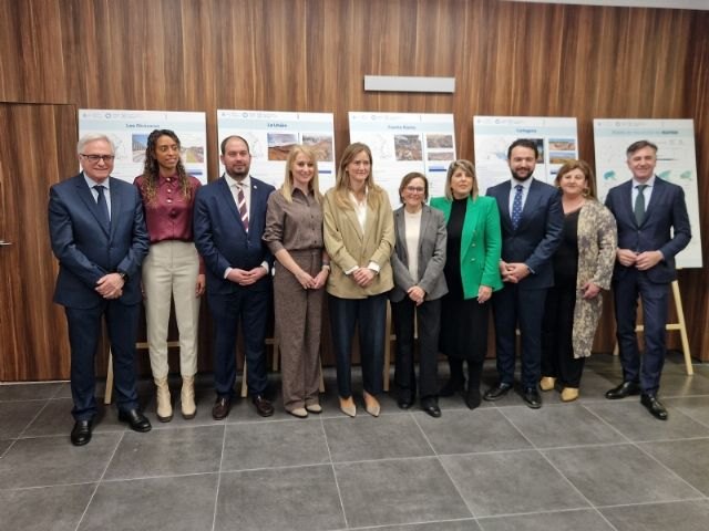 La ministra para la Transición Ecológica explica a los alcaldes de la cuenca vertiente los avances en la recuperación del Mar Menor