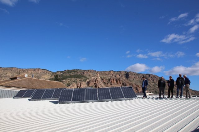 El Ayuntamiento instalará placas solares fotovoltaicas en todos los centros educativos y deportivos