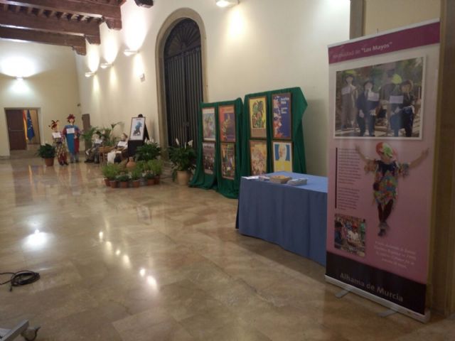 Inaugurada la exposición sobre Los Mayos en el Palacio de San Esteban