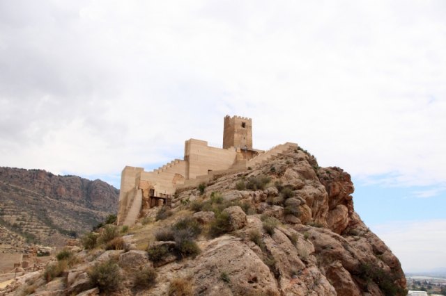 Retirada la grúa del Castillo de Alhama, tras 10 años formando parte de nuestro paisaje