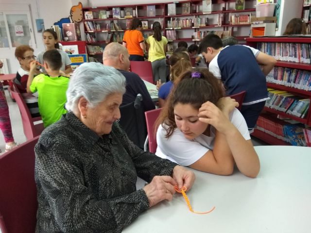 Escolares del CEIP Juan Navarro de La Hoya comparten conocimientos con los mayores del centro de día de Alhama