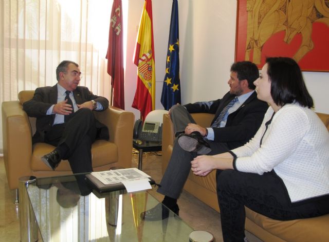 El consejero Manuel Campos recibe al alcalde de Alhama de Murcia