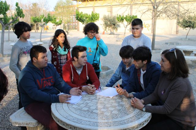 Los jóvenes del municipio disfrutan aprendiendo en el taller de cine impartido en los institutos y organizado por el Ayuntamiento de Alhama de Murcia