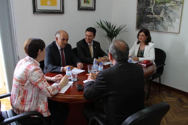 El presidente regional anuncia en su visita al municipio que la construcción del nuevo edificio del Valle de Leiva se hará a cargo de fondo FEDER