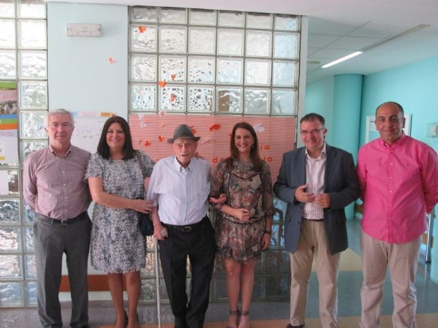 El director gerente del Instituto Murciano de Acción Social subraya la contribución de los abuelos en el núcleo familiar