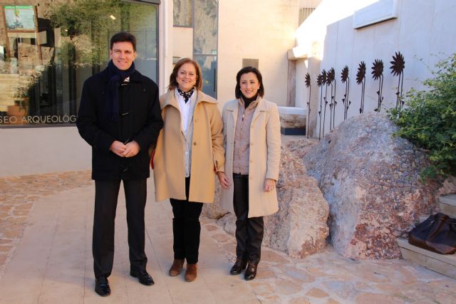 La directora de Bienes Culturales visita Alhama y apoya la restauración del recinto inferior del castillo