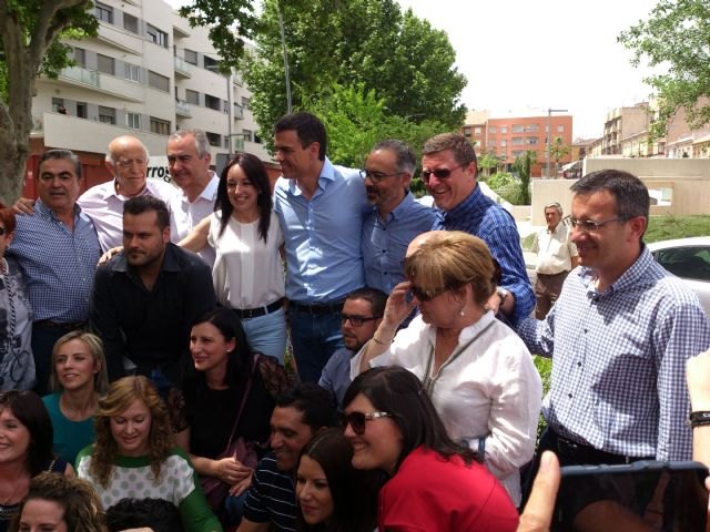 Pedro Sánchez da su apoyo al proyecto socialista de Alhama en un encuentro con el candidato Diego Conesa en Bullas
