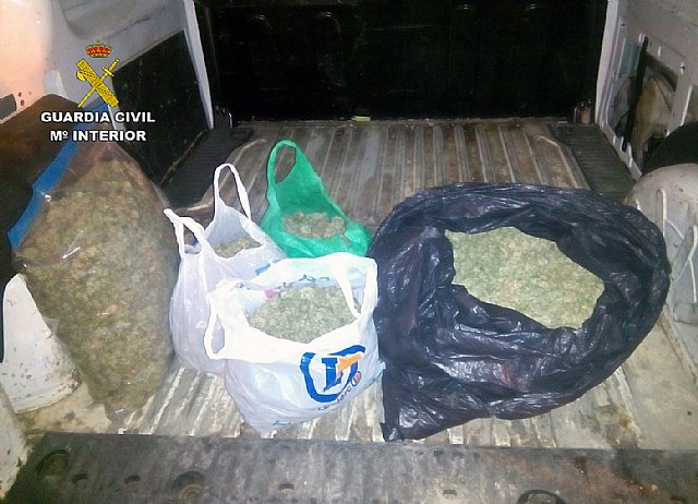 La Guardia Civil sorprende a un joven cuando trasportaba mas de cinco kilos de marihuana en Alhama de Murcia