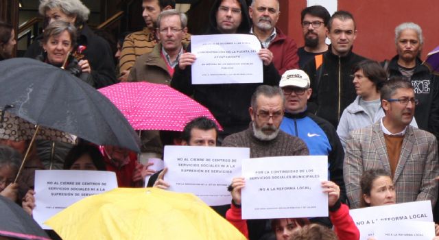 Concentración en la puerta del Ayuntamiento para protestar por la Ley de Reforma Local