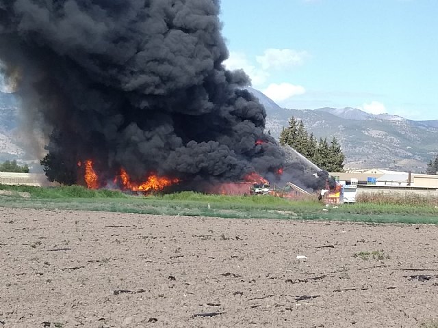 Servicios de emergencia dan por extinguido el incendio declarado en el exterior de un secadero de pimientos en Alhama de Murcia