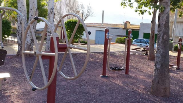 El Ayuntamiento de Alhama especializa a dos trabajadores en el mantenimiento e instalación de juegos infantiles y biosaludables