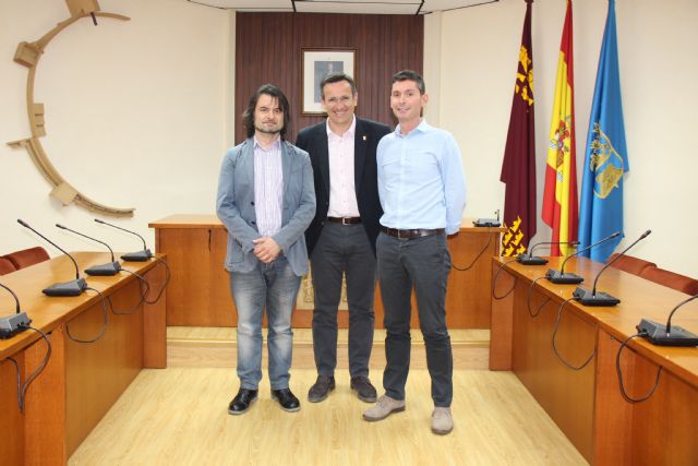 El Ayuntamiento de Alhama recibe a dos nuevos funcionarios, que proceden del Ayuntamiento de Totana
