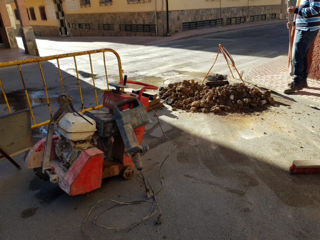Obras de mejora de abastecimiento en las calles Isaac Albéniz y Narciso Yepes