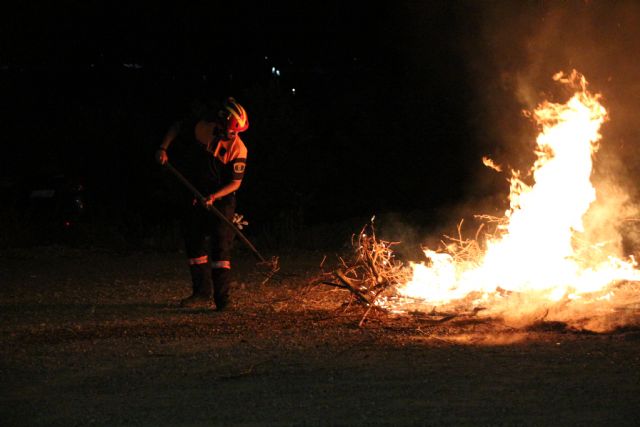 Voluntarios de Protección Civil de Alhama colaboran en tareas de prevención y extinción de incendios