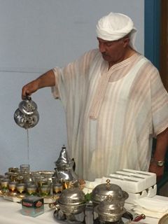 La comunidad musulmana ofrece un desayuno a los vecinos de Alhama tras el Ramadán