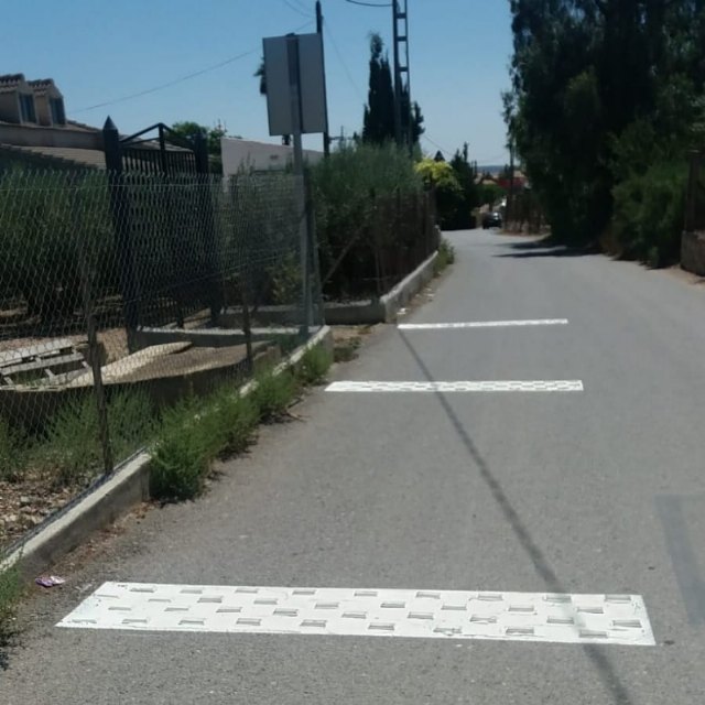 Instalan Bandas Sonoras Transversales en el cruce del camino del Ramblar con el camino de Almendrico para mejorar la seguridad vial