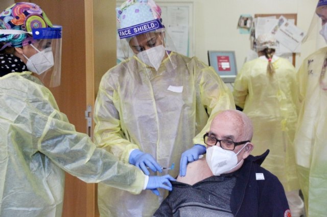 Dionisio Sánchez, primer vacunado en Alhama contra la Covid-19