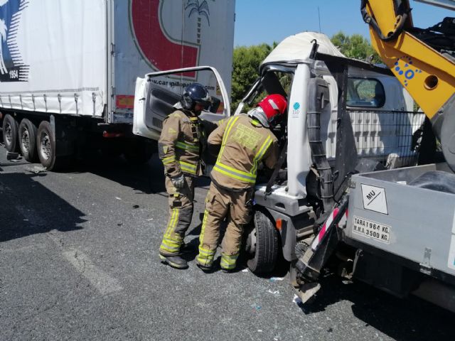Rescatado y trasladado al hospital el conductor de una camioneta que ha chocado contra un camión en la autovía A-7, en Alhama de Murcia