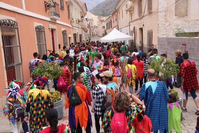 Miles de 'corremayos' llenaron las calles de color con motivo de la XXXIV Edición de 'Los Mayos' en Alhama de Murcia