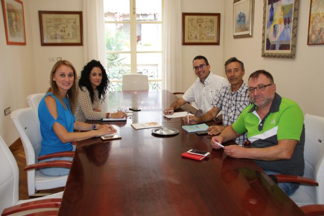 El Ayuntamiento de Alhama establece líneas de colaboración con el Colegio de Educadores Sociales de la Región